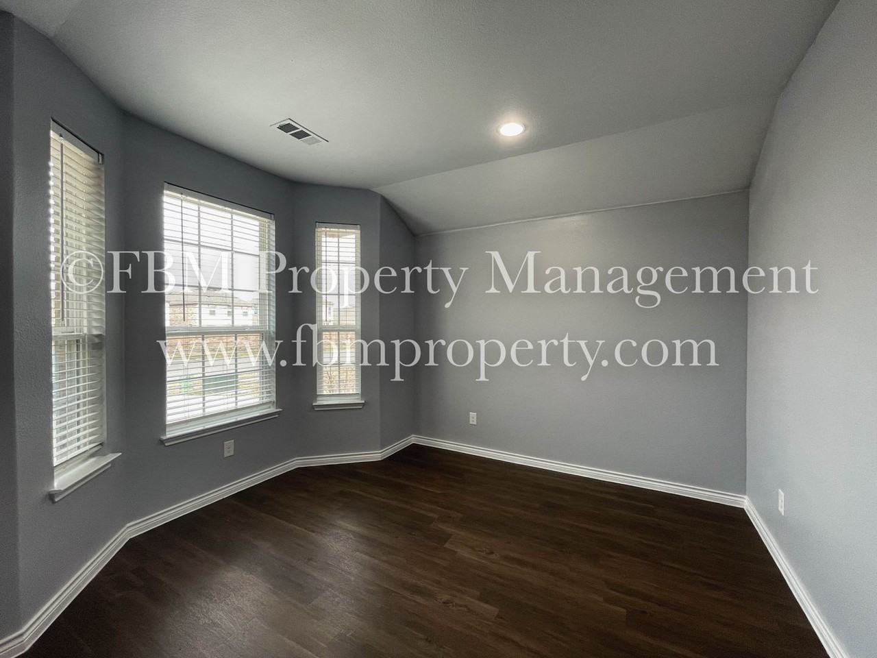 301 Christian Rd - Photo 3 of 18