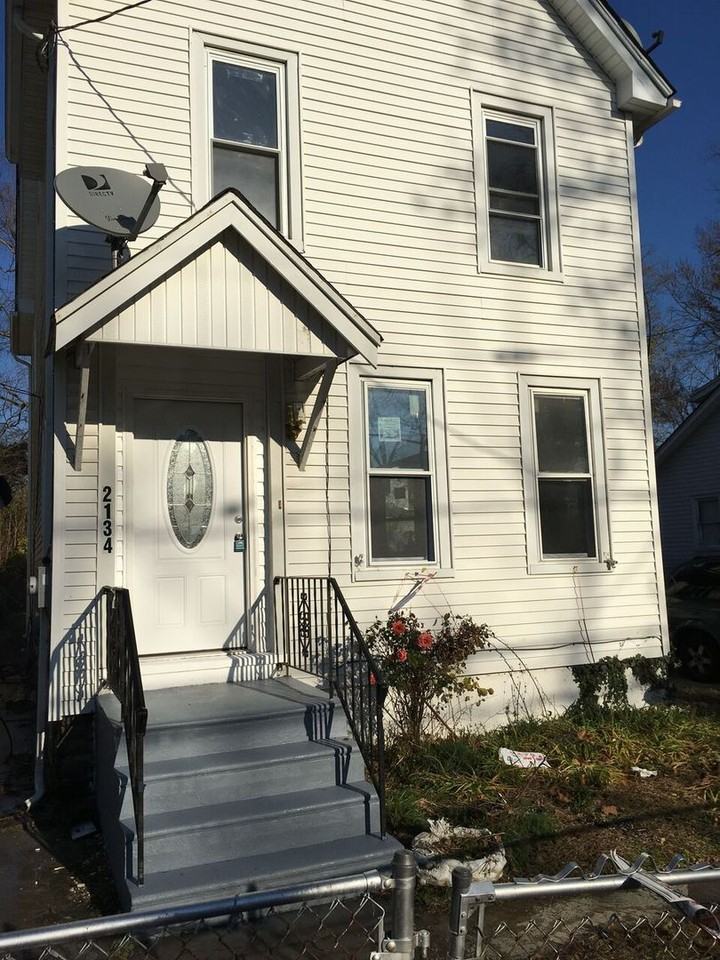 2134 42nd St - Photo 2 of 9