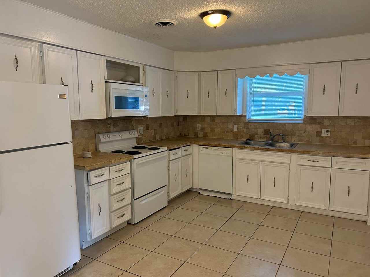 3914 Rodby Dr - Photo 3 of 10