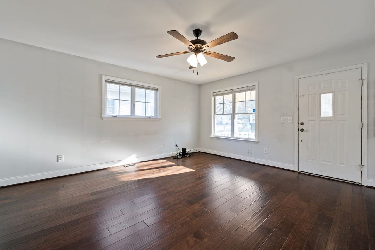 511 Eastway Ave - Photo 3 of 16