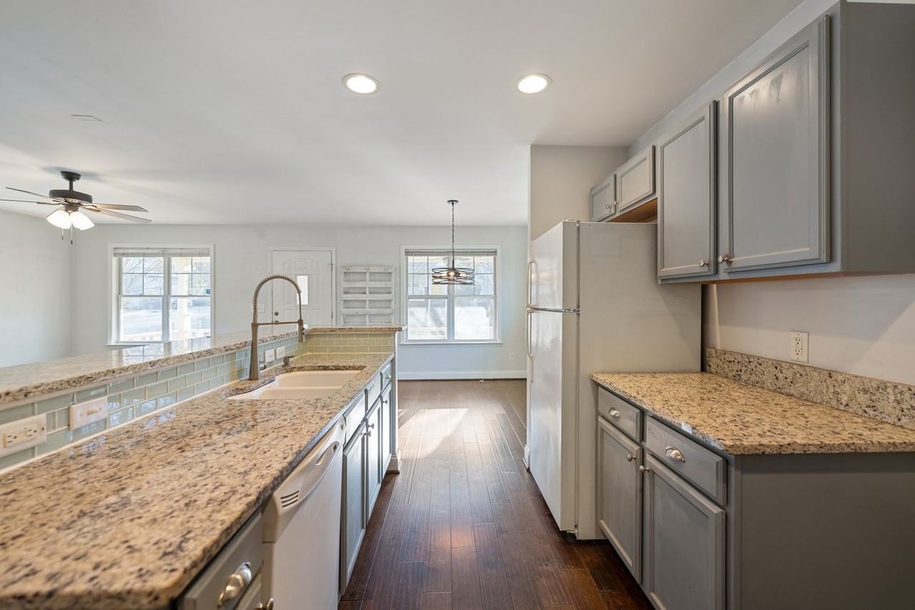 511 Eastway Ave - Photo 6 of 16