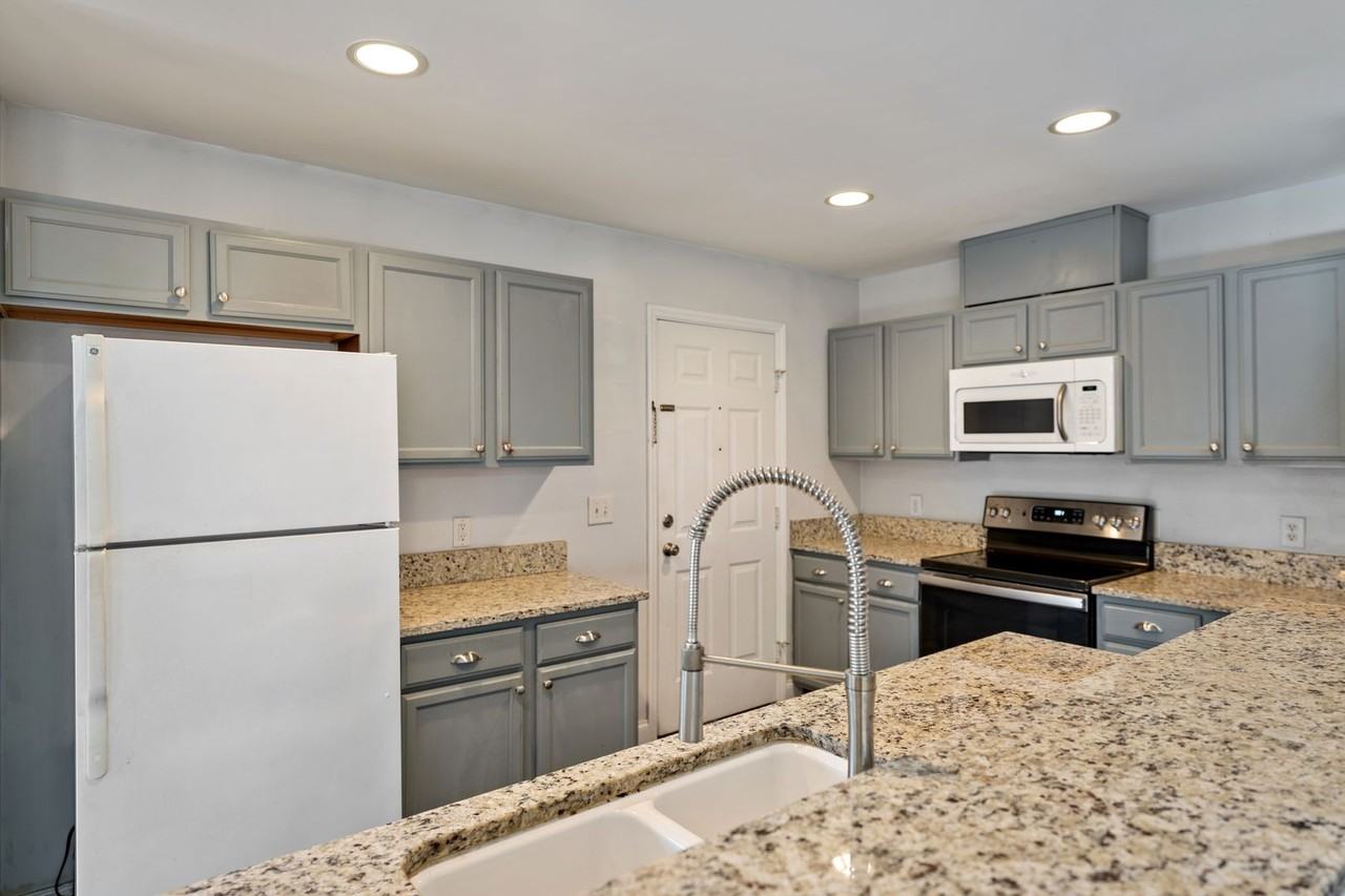 511 Eastway Ave - Photo 7 of 16