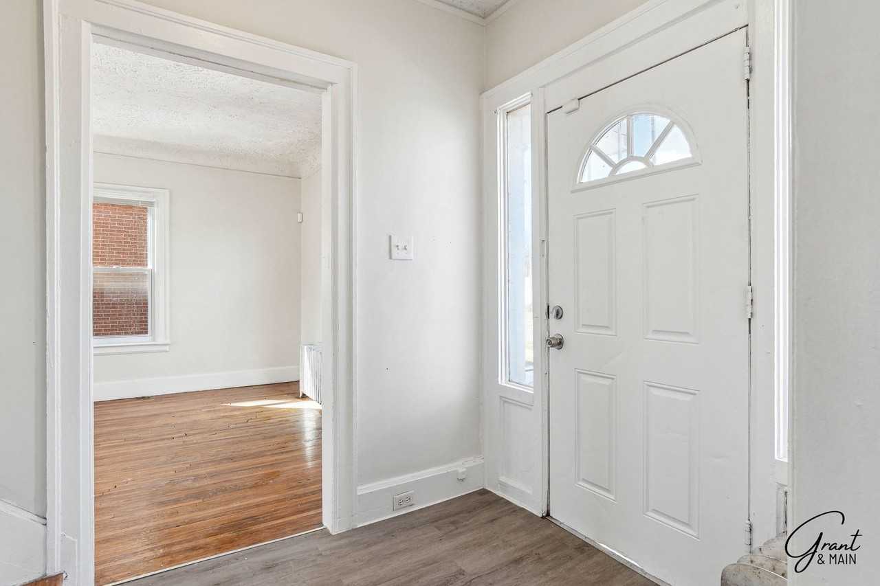 325 W Nevada St - Photo 3 of 21