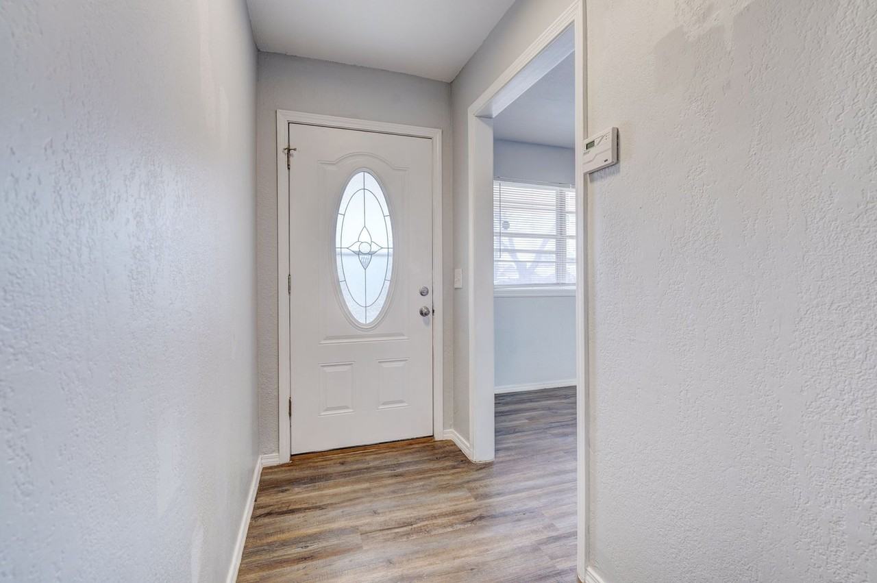 629 Parkhurst Ter - Photo 3 of 34