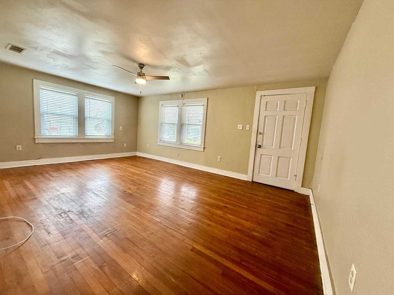 835 Iris St - Photo 4 of 13