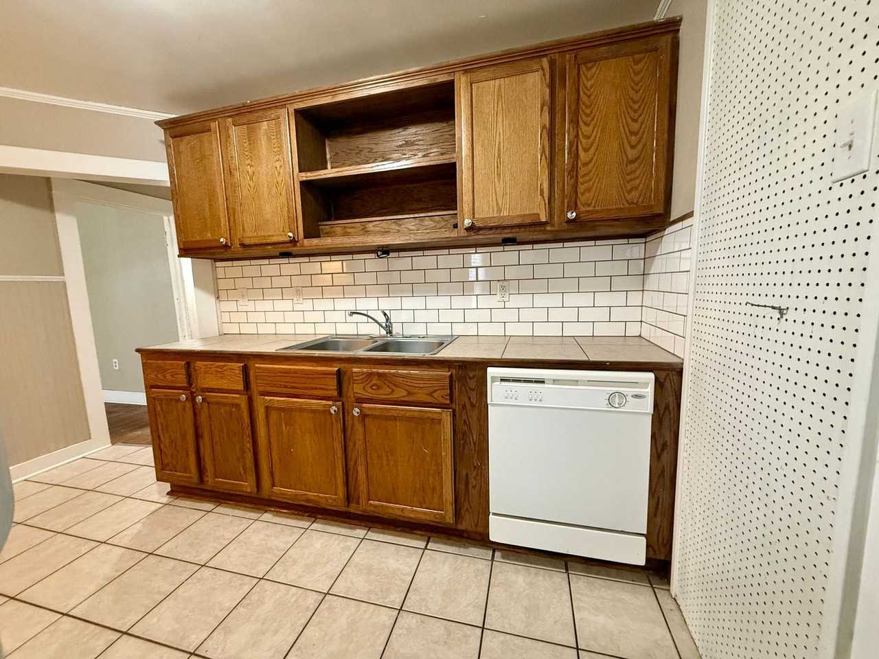 835 Iris St - Photo 3 of 13