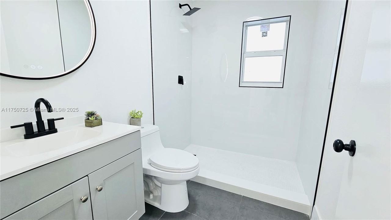 3317 N Andrews Ave - Photo 3 of 8