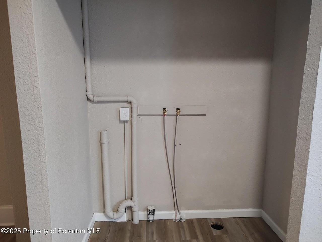 1012 Snyder Ave - Photo 4 of 13