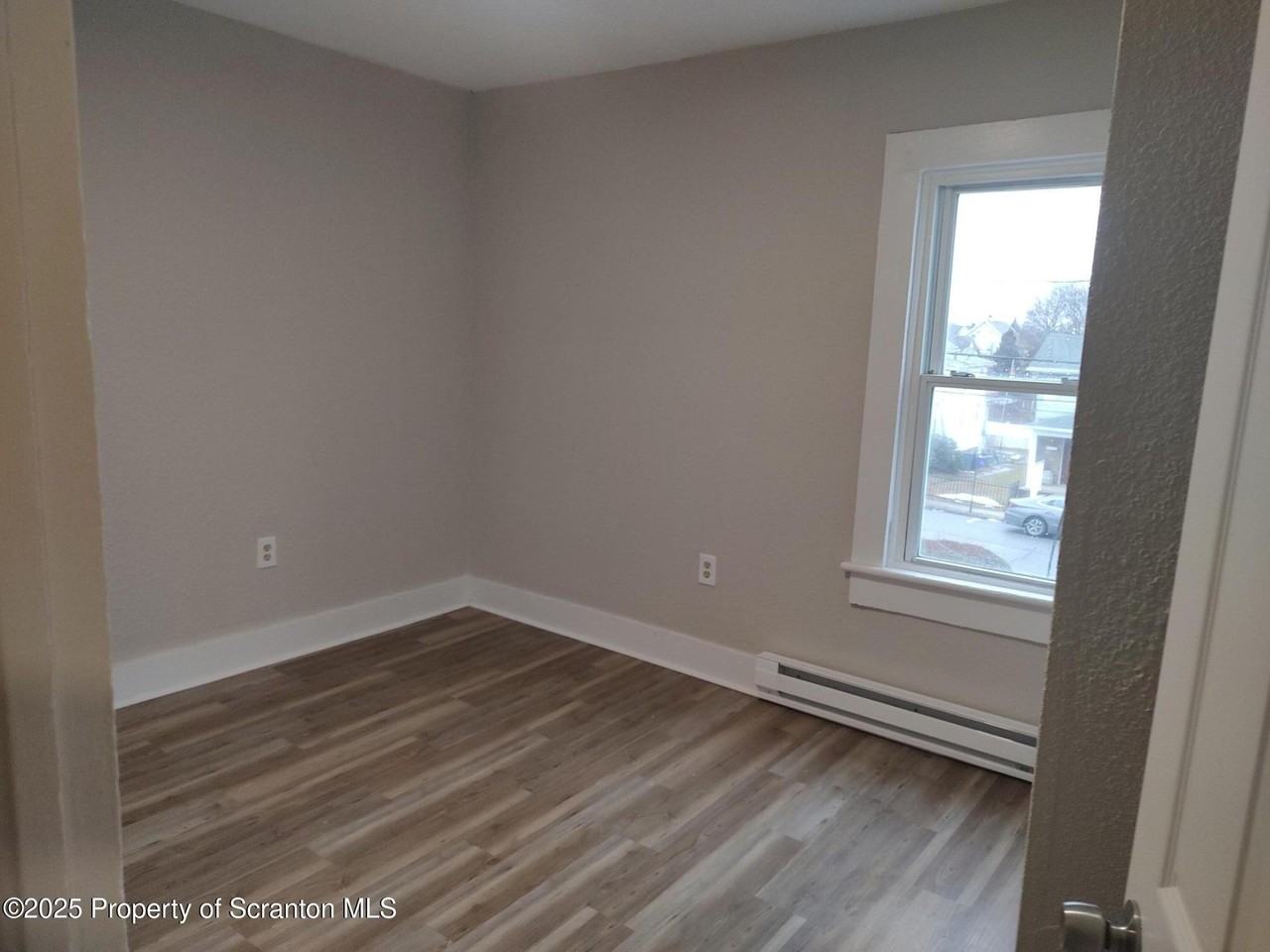 1012 Snyder Ave - Photo 6 of 13