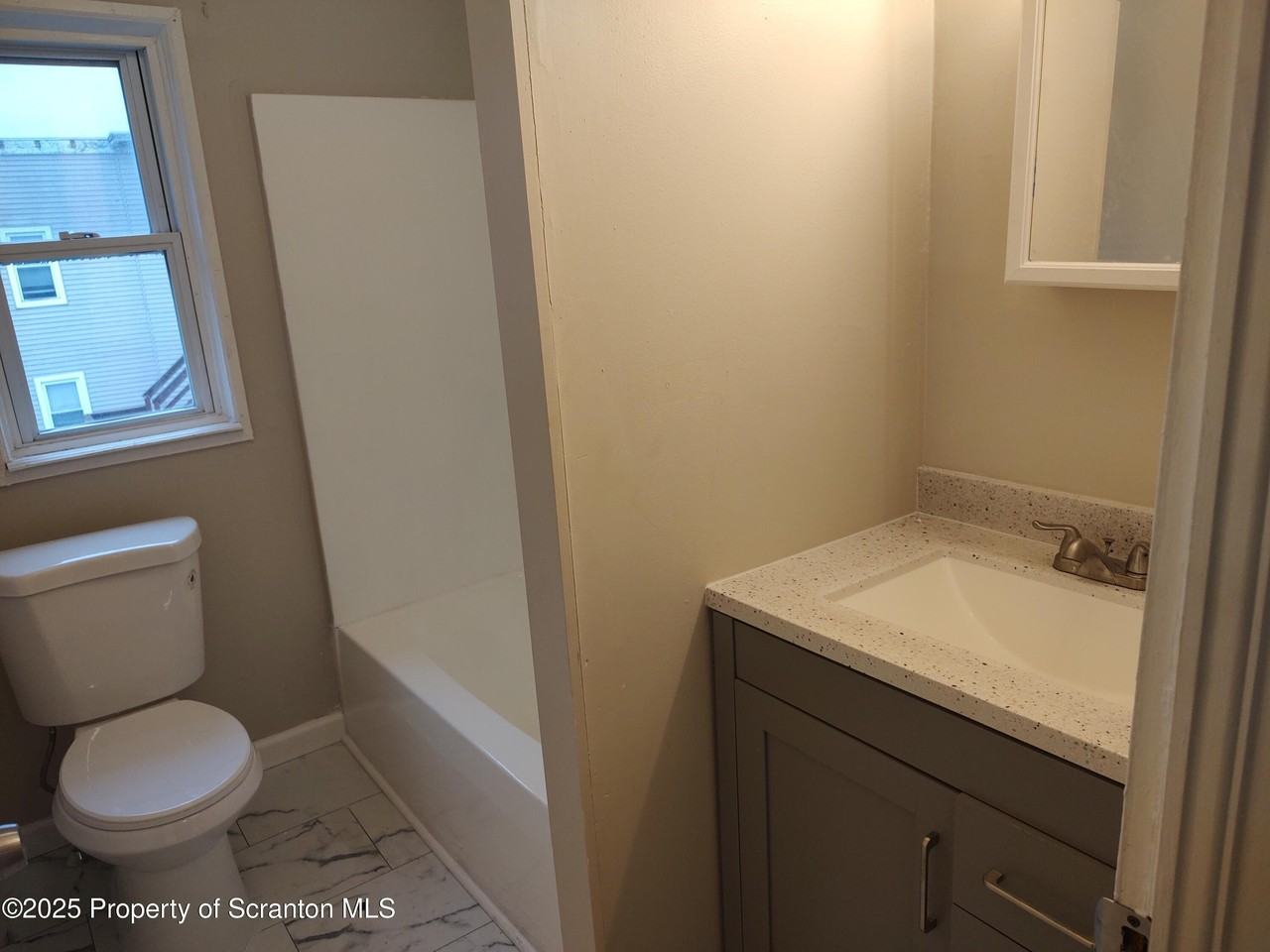 1010 Snyder Ave - Photo 4 of 13