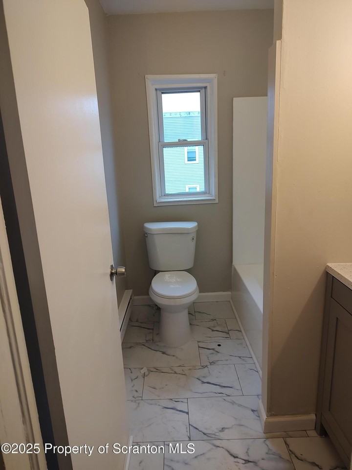 1010 Snyder Ave - Photo 6 of 13