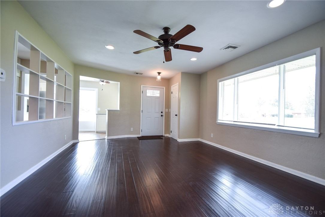 4887 Sheller Ave - Photo 3 of 37