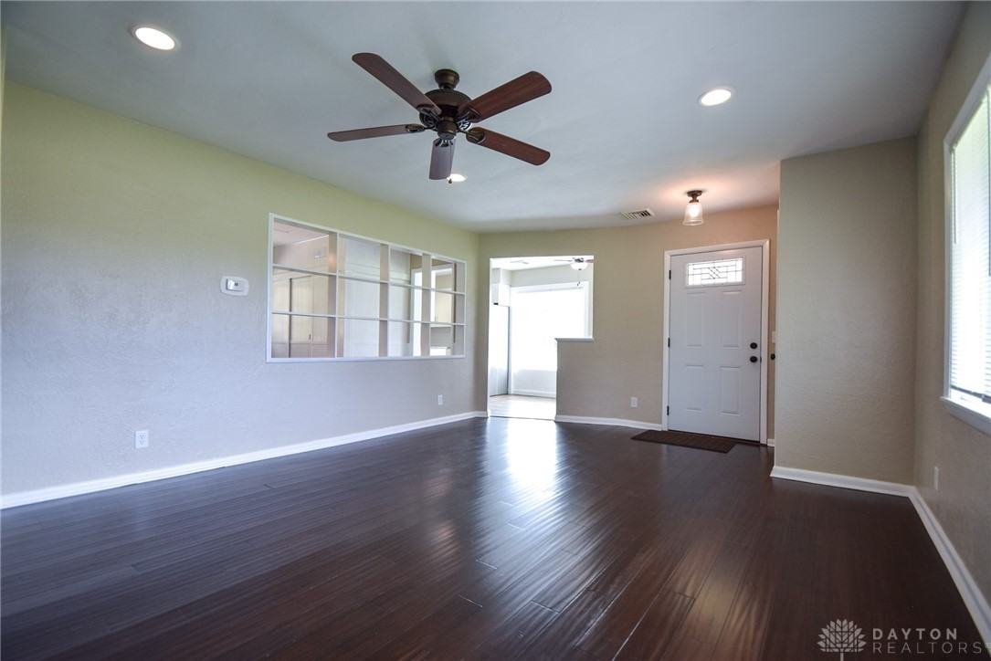 4887 Sheller Ave - Photo 4 of 37