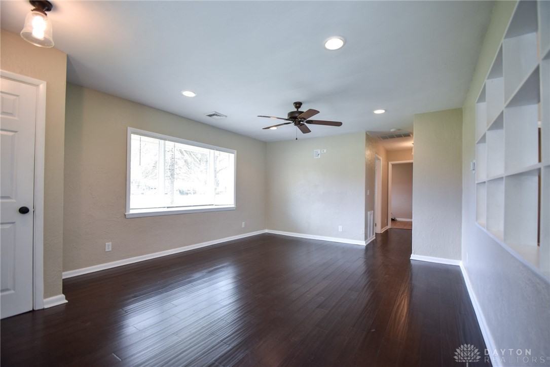 4887 Sheller Ave - Photo 6 of 37