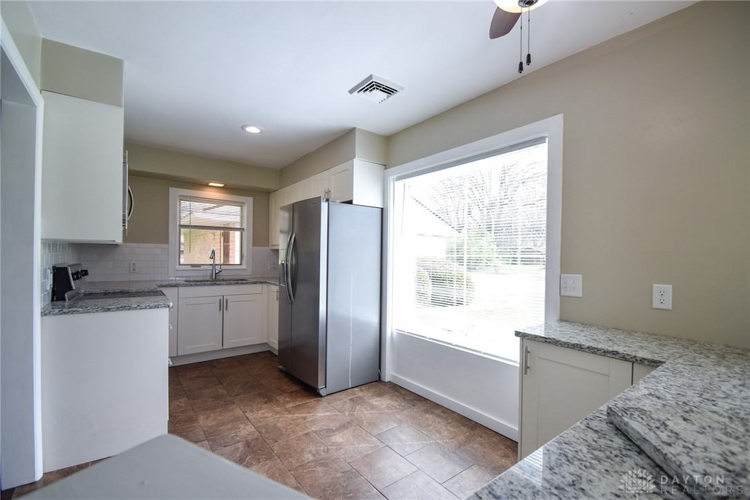 4887 Sheller Ave - Photo 7 of 37