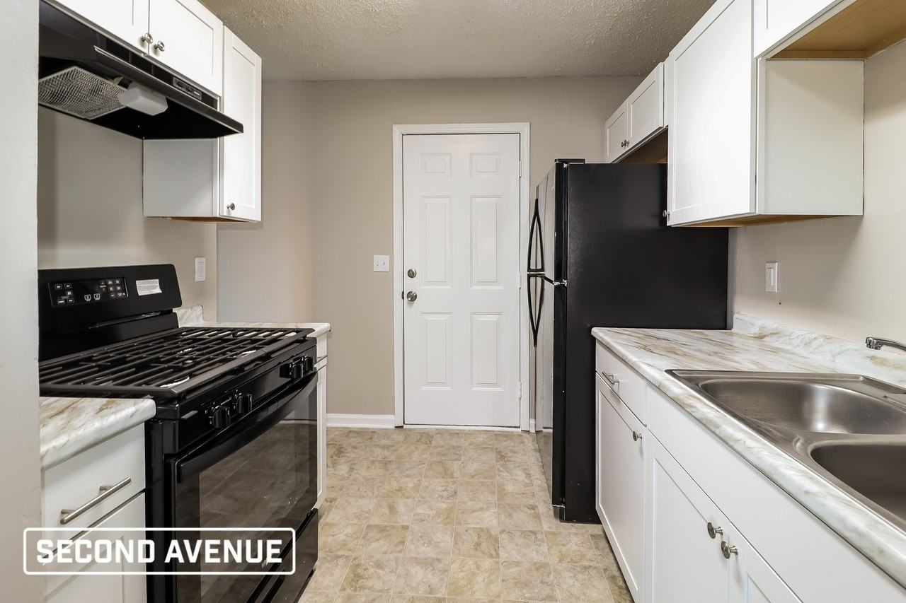 1739 Huntington Dr - Photo 5 of 22