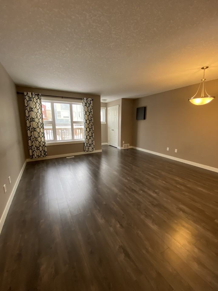 Beautiful 2 Bedroom 2 Bathroom Townhouse*Pet Friendly*Finished Basement!! - Photo 2 of 6