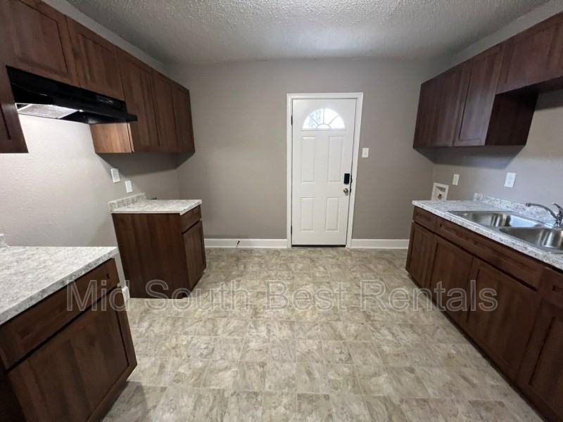 818 E Waldorf Ave - Photo 3 of 8