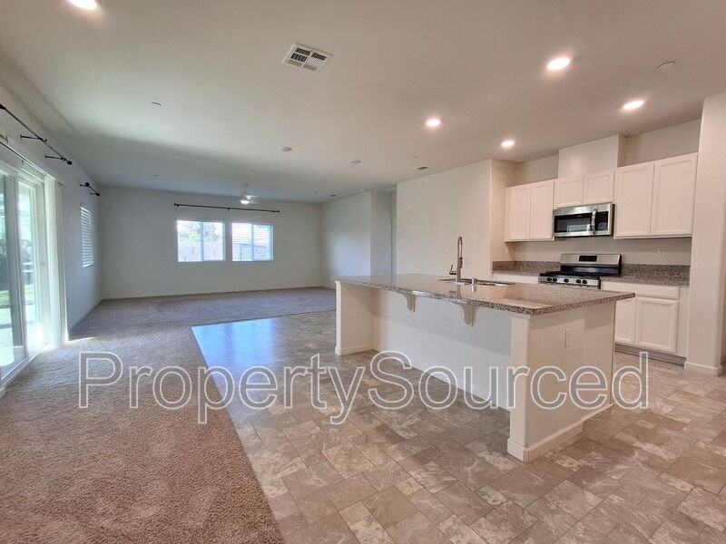 2687 Taft Ave - Photo 4 of 25