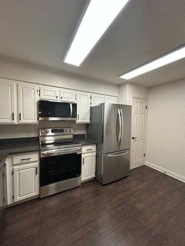 150 World Of Tennis Sq - Photo 3 of 33