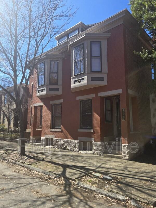 1206 Garvin Pl - Photo 3 of 17