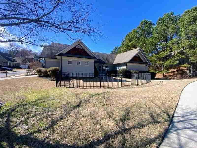 302 Garden Cir - Photo 5 of 17