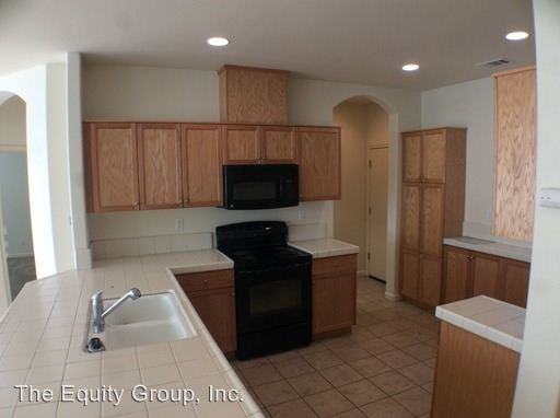 1096 Rosemary Ave - Photo 3 of 17