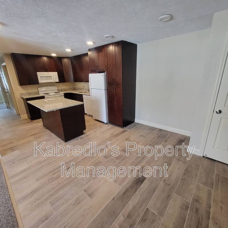 4401 S 27th St #B14 - Photo 4 of 28