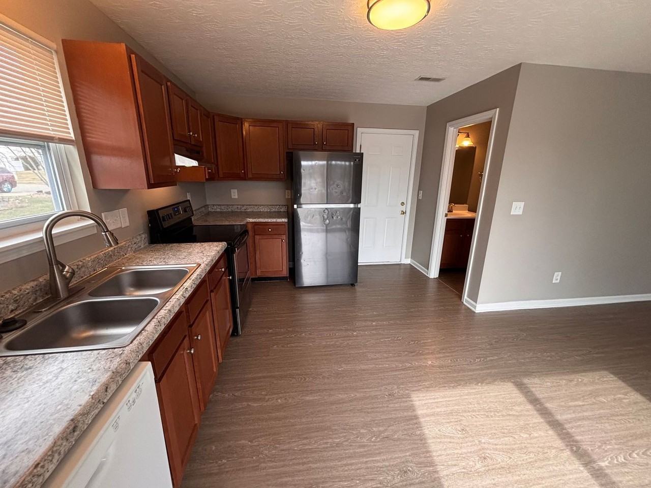 747 Tamarack Ct - Photo 3 of 30