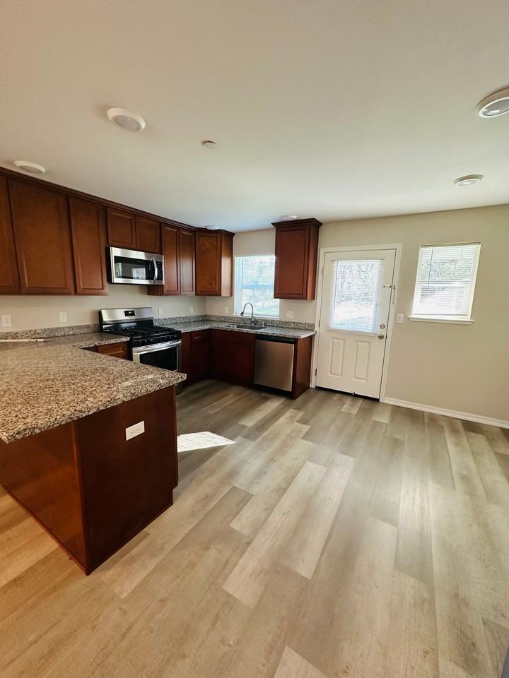 Courtside Apartments - Photo 2 of 16