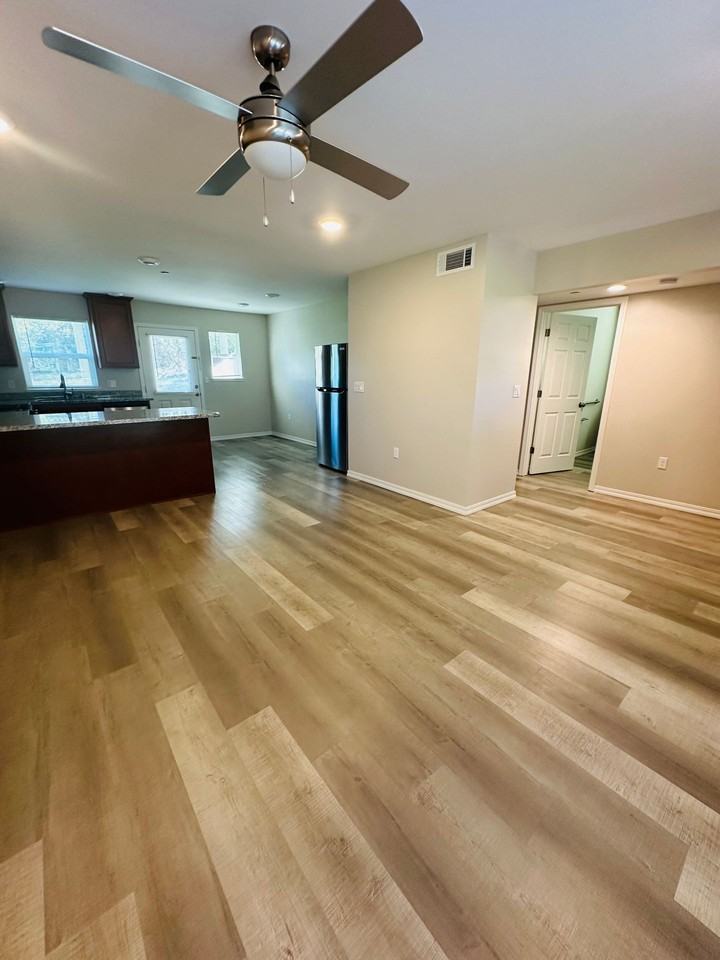Courtside Apartments - Photo 4 of 16