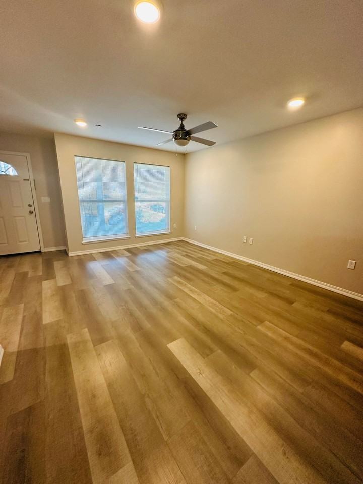 Courtside Apartments - Photo 5 of 16