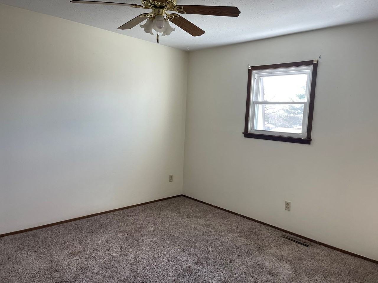 1215 Pine St - Photo 4 of 6