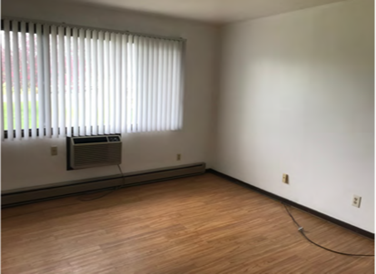 Acorn Court Apartments - Photo 4 of 8