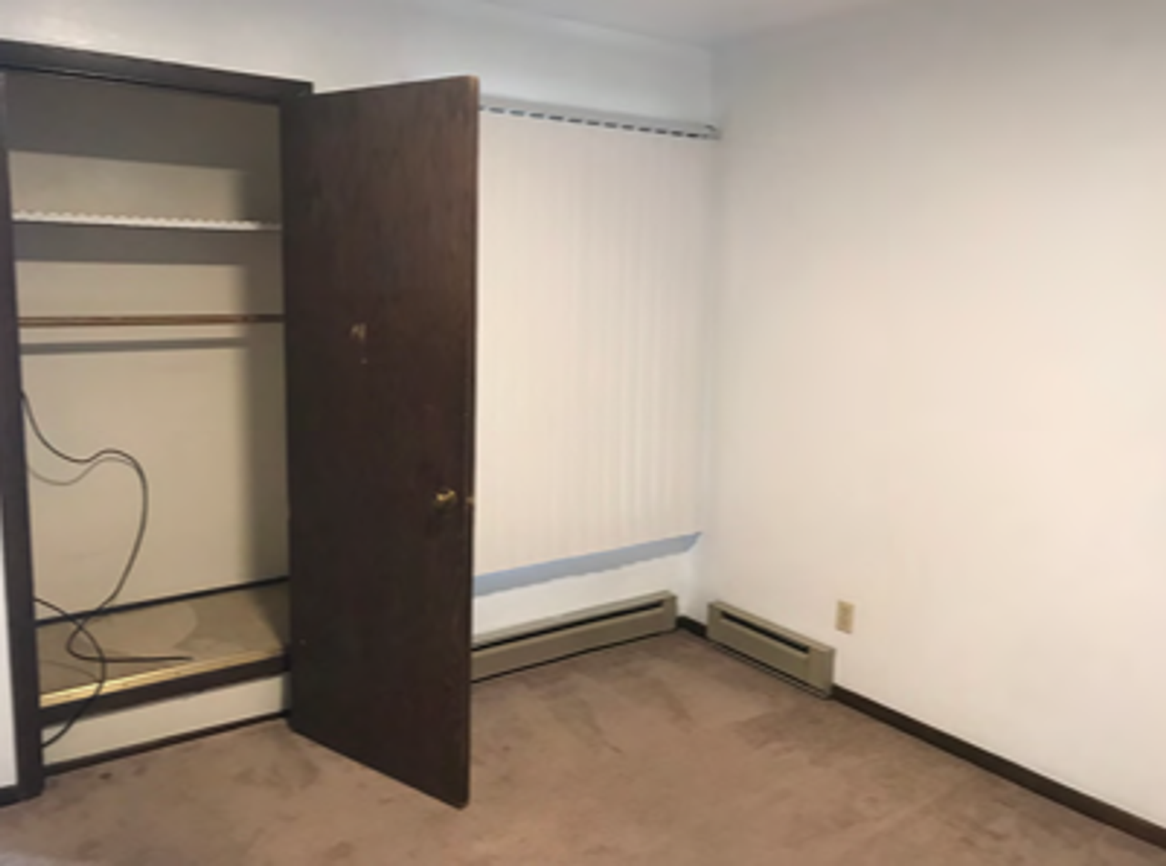 Acorn Court Apartments - Photo 6 of 8