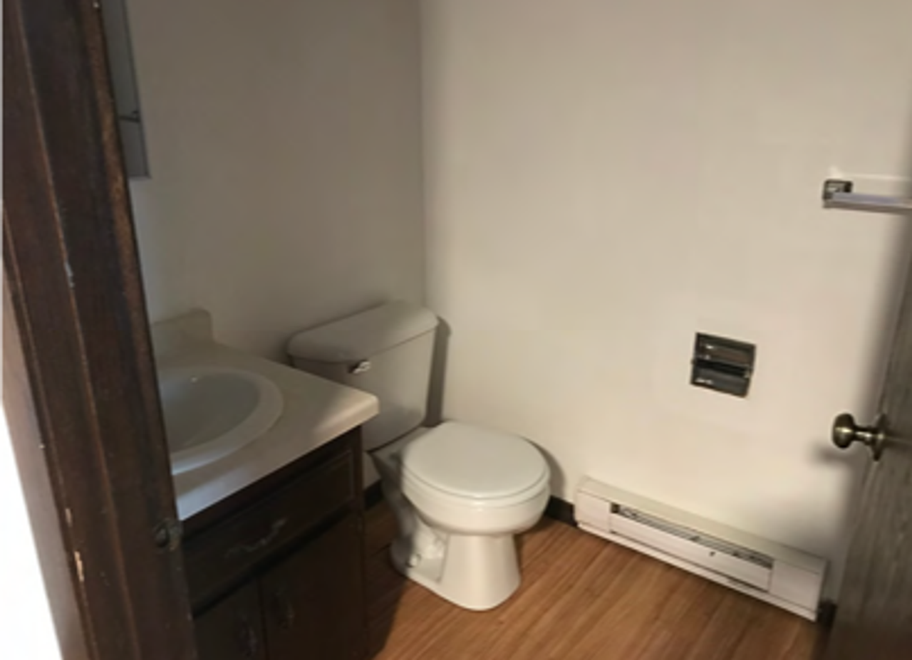 Acorn Court Apartments - Photo 7 of 8