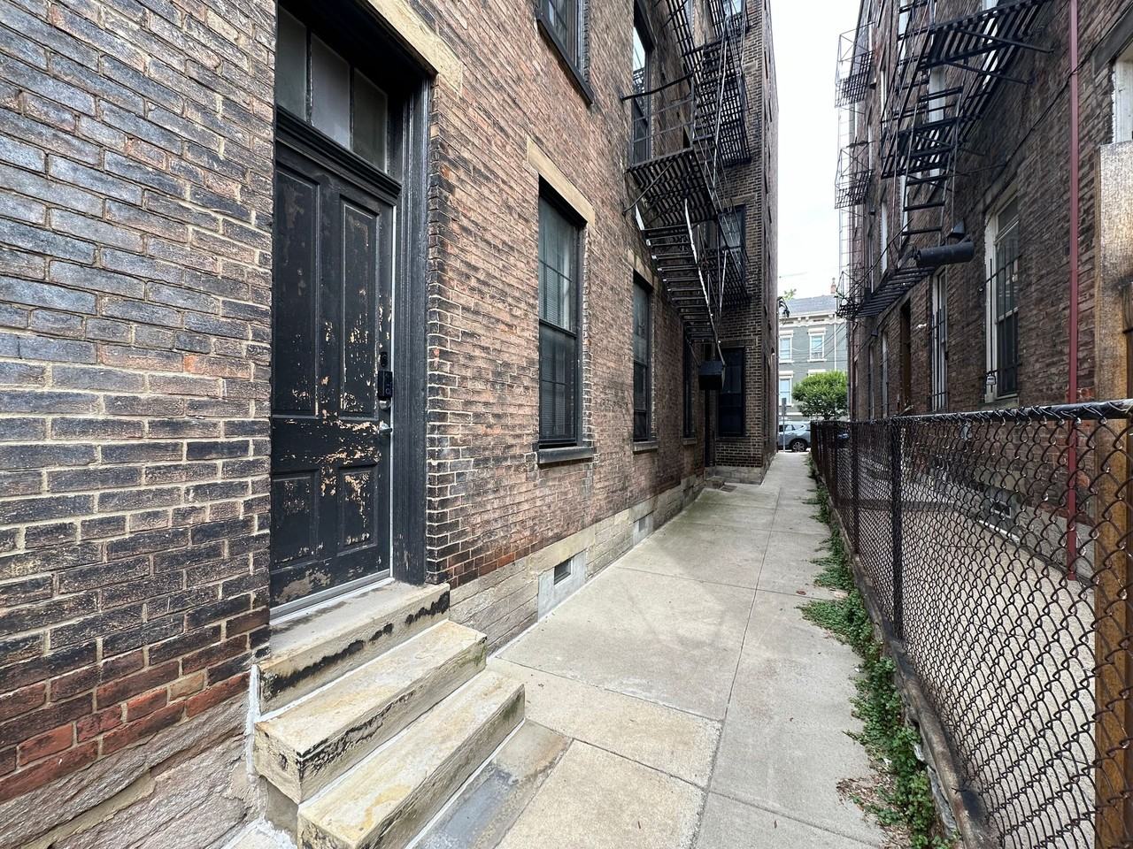527 E 13th - Photo 3 of 4