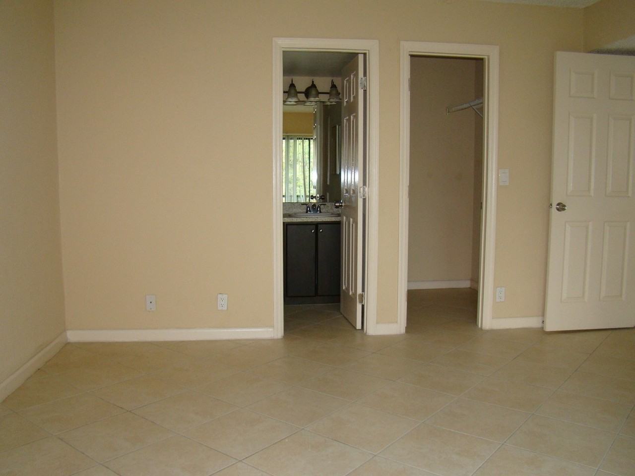 11559 Nw 45th St - Photo 4 of 9