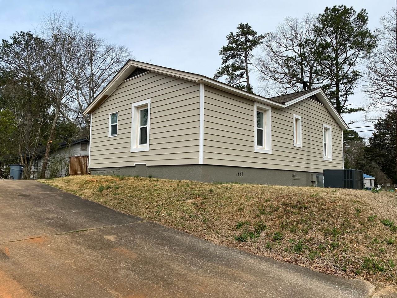 701 W Walnut St - Photo 3 of 18