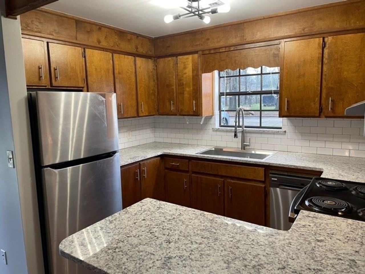 223 S Oak Ave - Photo 4 of 13