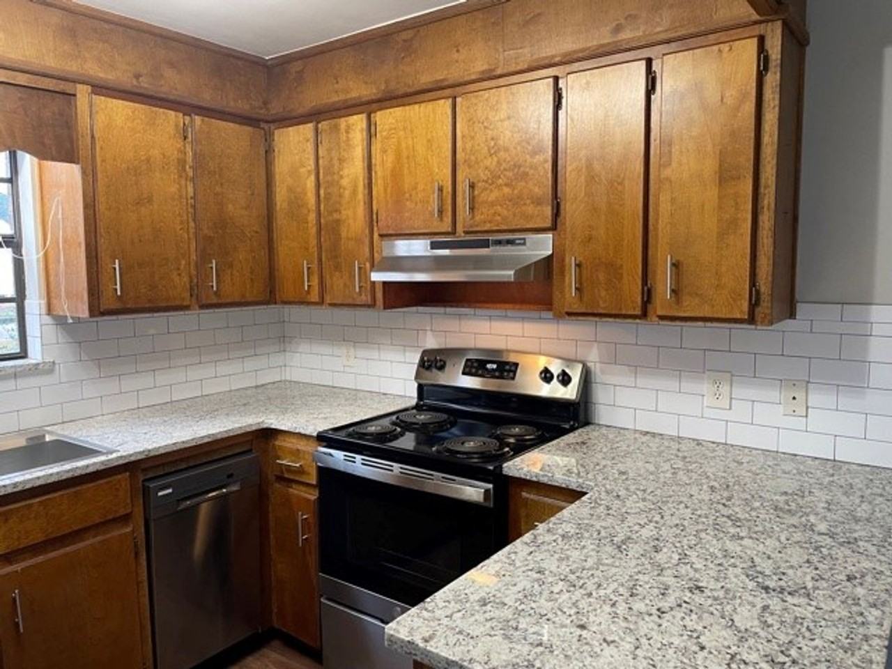 223 S Oak Ave - Photo 5 of 13