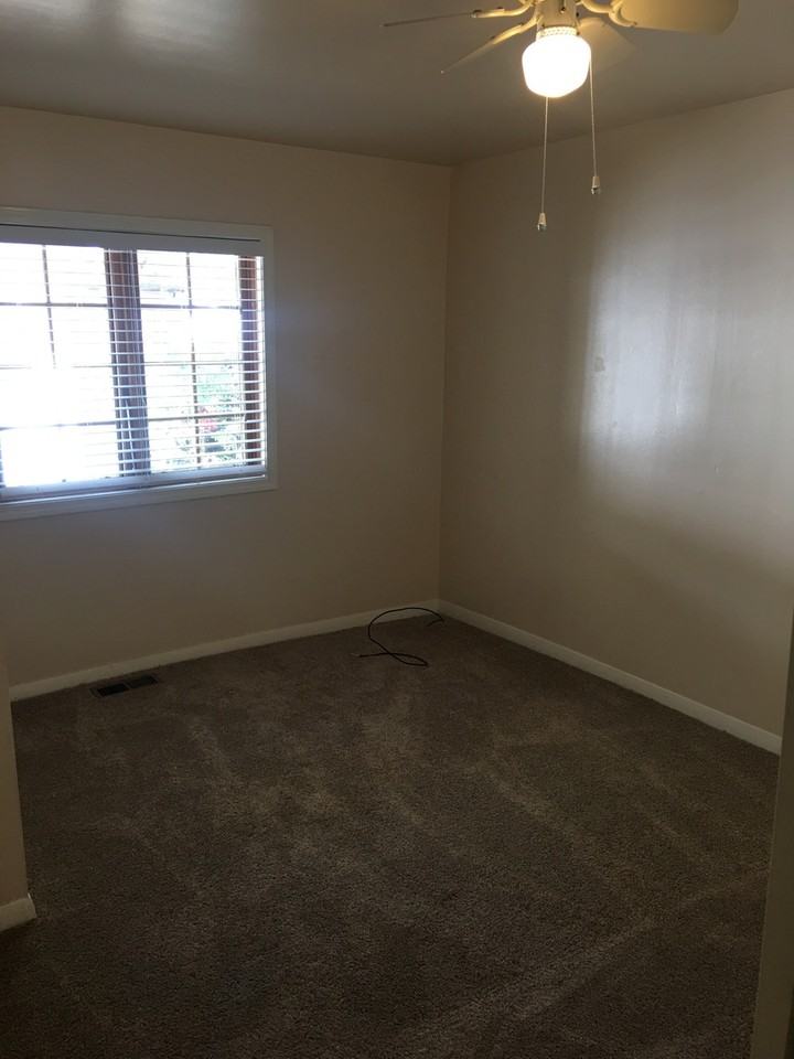 526 1/2 W 4th St - Photo 4 of 13