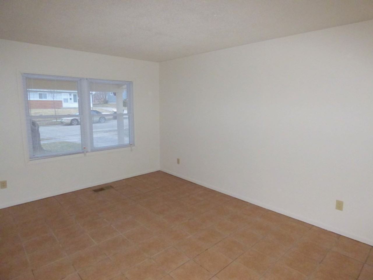 520 Berwyn Ln - Photo 3 of 20