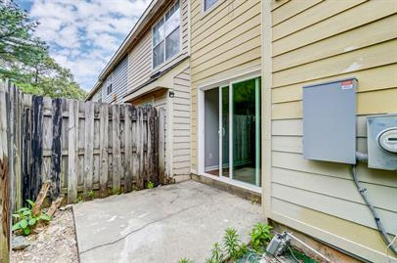 3821 Mosscroft Ln - Photo 4 of 34