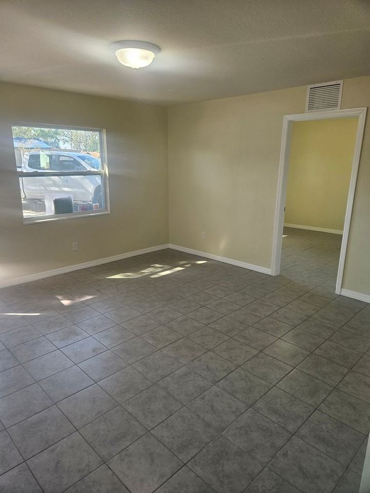 405 61st Ave E - Photo 2 of 12