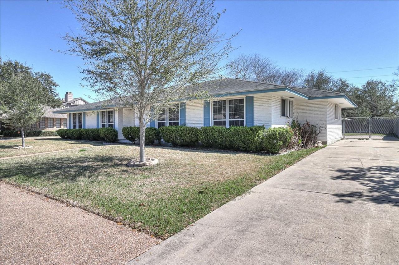 437 Chase Dr - Photo 2 of 42