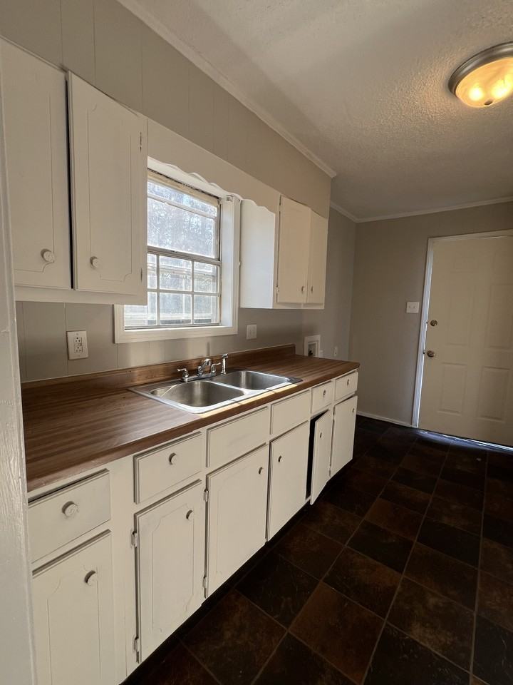 935 Scott Street - Photo 3 of 8