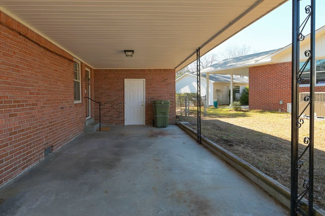1813 Fairlawn Cir - Photo 2 of 38