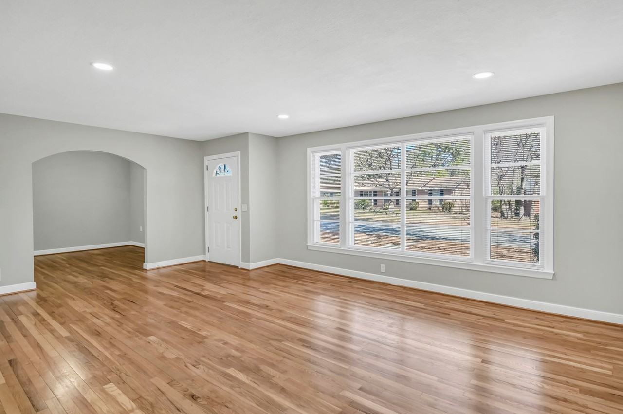 1813 Fairlawn Cir - Photo 4 of 38