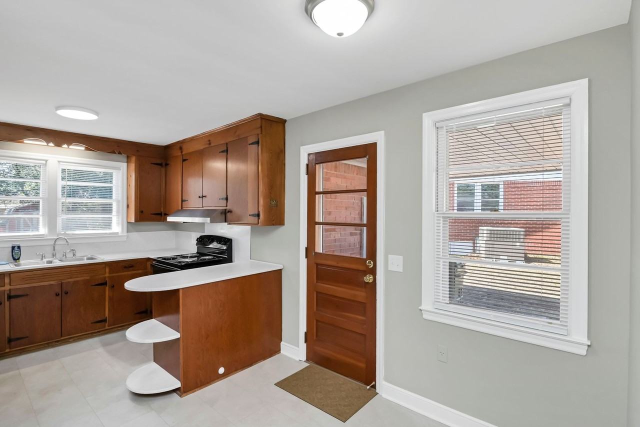 1813 Fairlawn Cir - Photo 7 of 38